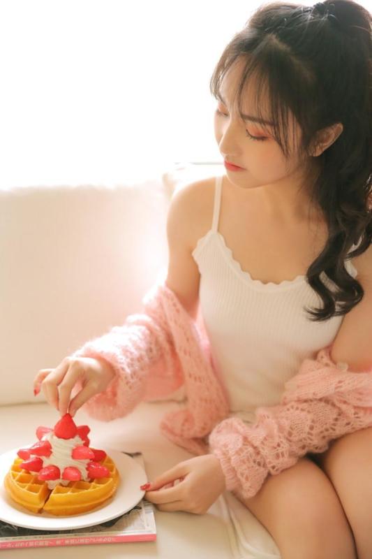 女生胸前的两个大包包有什么用