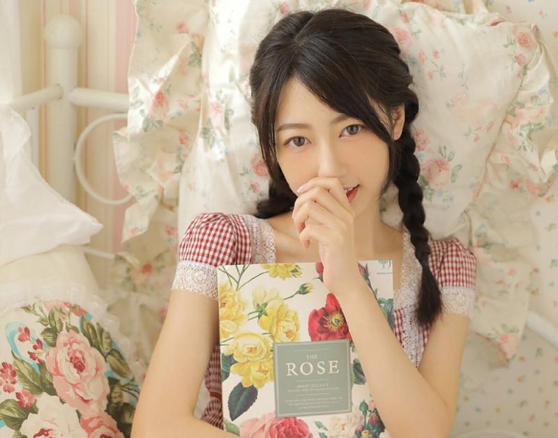学渣熬夜被学霸男朋友发现罚给他洗脚