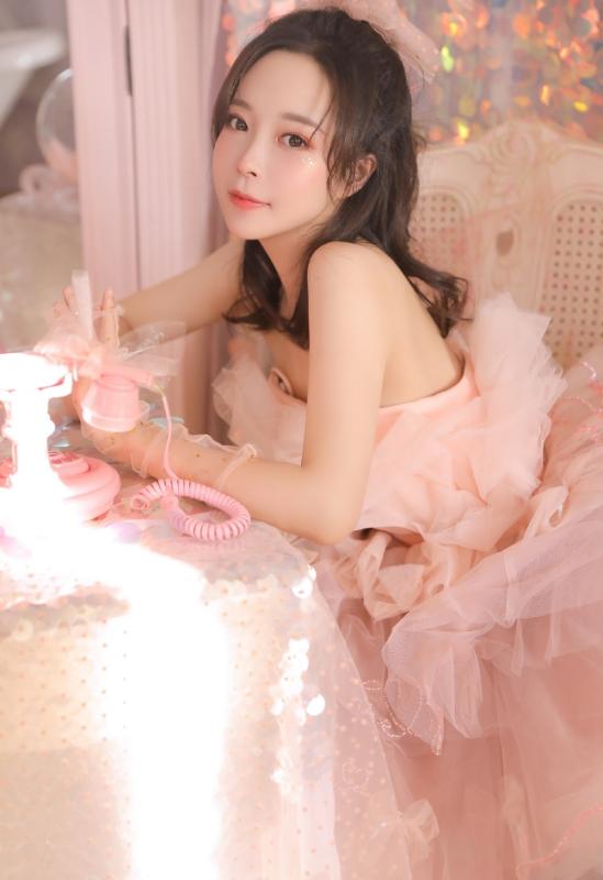 吴刚三兄妹坐火车的故事，是一段关于亲情、坚韧与善良的感人经历。
