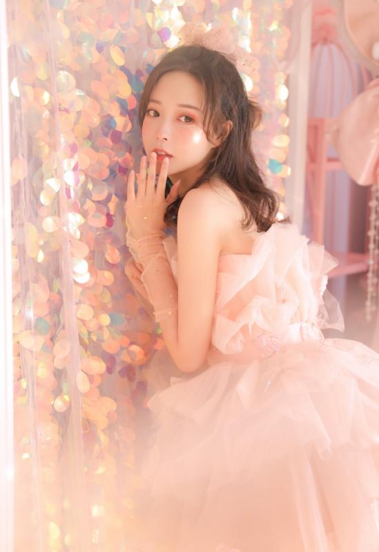抬头看看你在镜子里的样子真的很迷人