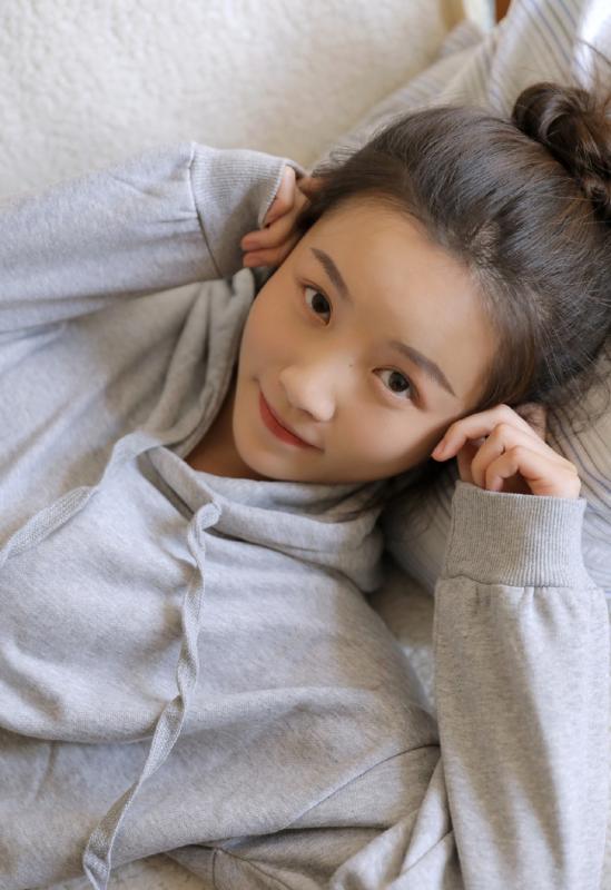 夏天从短袖看到女生的小背心 我感觉很尴尬